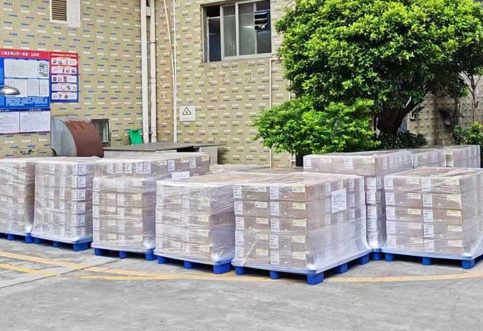 Kotak bungkusan sebenar menunggu penghantaran